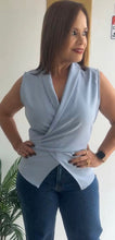 Cargar imagen en el visor de la galería, BLUSA AZUL CLARITO
