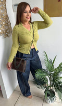 Load image into Gallery viewer, Blusa verde manga larga

