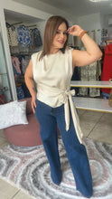 Cargar imagen en el visor de la galería, BLUSA SATINADA CREMA
