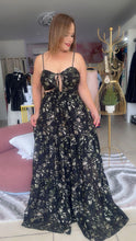 Load image into Gallery viewer, TRAJE NEGRO Y DORADO LARGO
