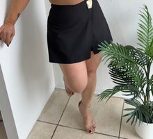 Cargar imagen en el visor de la galería, SKORT NEGRO CON HEBILLA DORADA
