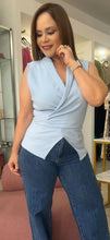 Cargar imagen en el visor de la galería, BLUSA AZUL CLARITO
